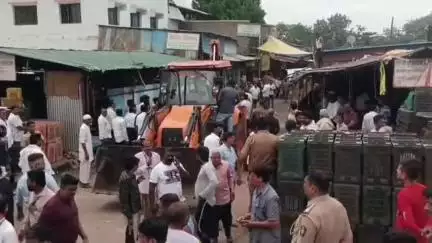 भुसावळ: भुसावळ शहरात नगरपालिकेच्या वतीने पोलीस प्रशासन अग्नीशामक दल यांच्या संयुक्त विद्यमानाने अतिक्रमण हटाव मोहीम