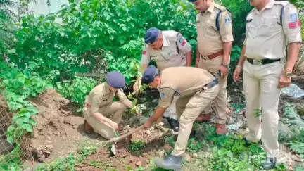 मनावर: बाकानेर में 'एक पेड़ मां के नाम' अभियान के तहत पौधारोपण कार्यक्रम आयोजित