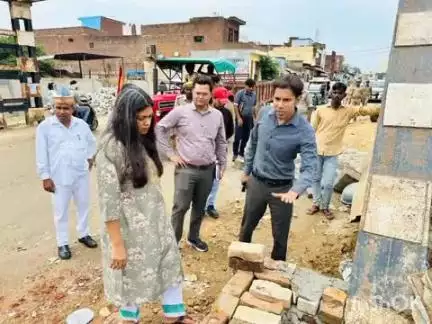 कासगंज: डीएम मेधा रुपम ने नदरई एटा रोड पर रेलवे के निर्माणधीन अंडर पास का निरीक्षण किया, नाराजगी जाहिर की