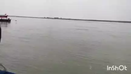टांडा: सरयू नदी खतरे के निशान से 1.75 मीटर नीचे, कम्हरिया में कटान से किसानों की फसलें बही, 80 घरों वाले मजरे पर खतरा