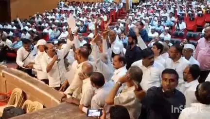 नाशिक: जिल्हा बँकेच्या सर्वसाधारण सभेत शेतकऱ्यांचा संताप उसळला, कृषीमंत्री माणिकराव कोकाटे यांना शेतकऱ्यांचा घेरण्याचा प्रयत्न