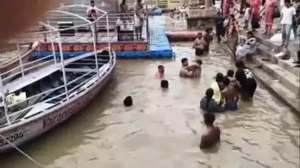 मीर घाट स्थित गंगा में स्नान करते समय डूबते बालक की जान एनडीआरएफ ने बचाई