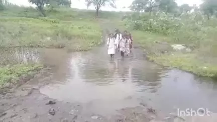 तुळजापूर: यमगरवाडी शाळेच्या विद्यार्थ्यांना शाळेत जाण्यासाठी करावी लागतेय कसरत,पाण्यातुन करावा लागतोय प्रवास #jansamasya