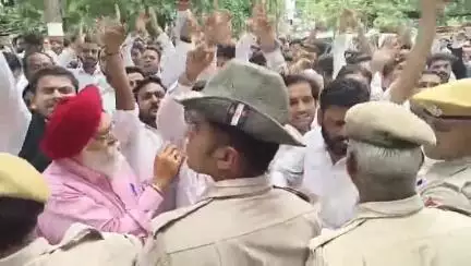 बड़गांव: न्याय और सुरक्षा की मांग को लेकर वकीलों ने कलेक्ट्रेट पर निकाला मार्च, किया जोरदार प्रदर्शन