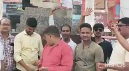प्रतापगढ़: विवेकानंद चौराहे पहुँचे युवा क्रांति के कार्यकर्ताओं ने स्वामी विवेकानंद जी की पुण्यतिथि पर किया माल्यार्पण