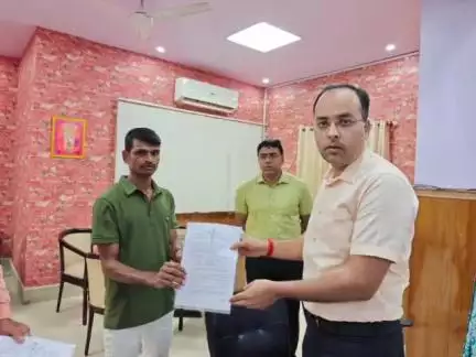 गया टाउन सीडी ब्लॉक: जिलाधिकारी शशांक शुभंकर ने 03 चौकीदार संवर्ग के आश्रितों को अनुकंपा नियुक्ति पत्र दिया