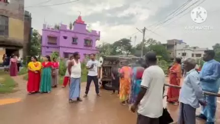 ঝাড়গ্রাম: রাস্তা সংস্কারের দাবিতে ঝাড়গ্রাম শহরে পথ অবরোধ মহিলাদের 
#jansamasya