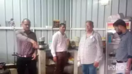 धमतरी: धमतरी शहर एवं ग्रामीण क्षेत्रों के विभिन्न होटल, रेस्टोरेंट और खाद्य दुकानों का अधिकारियों ने किया औचक निरीक्षण