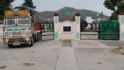 टोंक: टोंक जिले की सोहेला मिर्च मंडी की दीवार भराभरा कर गिरी, टला बडा हादसा #tonk