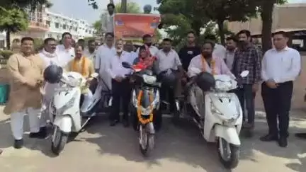 श्री गंगानगर विधायक जयदीप बिहानी ने विधायक निधि से तीन दिव्यांग जनों को स्कूटी का वितरण किया