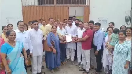धनौरा: गजरौला में स्कूलों को मर्ज करने के विरोध में विधायक प्रतिनिधि को सौंपा ज्ञापन