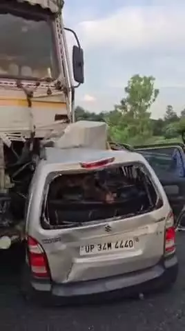 सीतापुर: बड़ागांव बाईपास पर सड़क हादसे के दौरान ट्रक में फंसी कार को घसीटते ले जा रहे ट्रक चालक को लोगों ने पकड़कर जमकर पिटाई