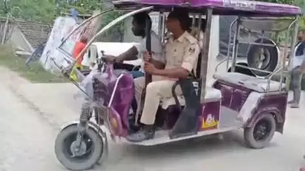 बेतिया: दुर्गा बाग के पास 10 लीटर देशी शराब के साथ तीन गिरफ्तार, एक ई-रिक्शा जब्त