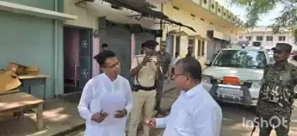 मदनपुर: खिरियावा और मदनपुर के मतदान केंद्र पर डीएम और उपविकास आयुक्त ने किया विशेष गहन पुनरीक्षण कार्यक्रम का अवलोकन