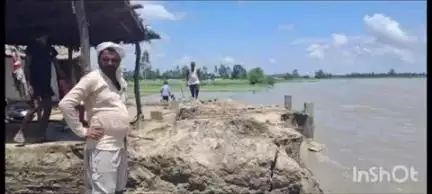 गोला गोकरणनाथ: गोला तहसील क्षेत्र के बिजुआ में किसानों की फसलें डूबीं, कटान से कई परिवार विस्थापित; लोग सुरक्षित स्थानों की ओर पलायन कर रहे