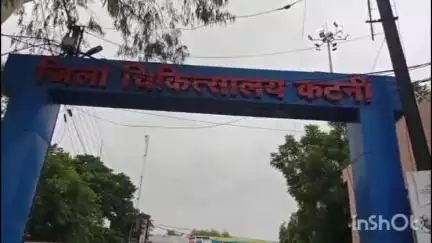 कटनी नगर: कटनी जिला अस्पताल के सामने खराब काऊ कैचर से लोग हो रहे चोटिल, अधिकारी नहीं दे रहे ध्यान