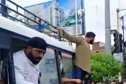 हरिद्वार: रौशनाबाद पुलिस ने CM को काले झंडे दिखाने जा रहे 33 कांग्रेसियों को हिरासत में लेकर पुलिस लाईन किया, शाम 4 बजे छोड़ा