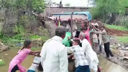 सुठालिया: सुठालिया के पाडली गुसाई के ग्रामीणों को पक्की रोड नसीब नहीं कीचड़ भरे रास्तों से गुजरने को मजबूर सुनाई पीड़ा,#jansamsya