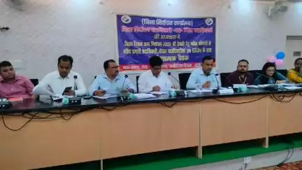 लखीसराय: समाहरणालय स्थित मंत्रणा कक्ष में डीएम ने विधानसभा चुनाव की तैयारी को लेकर विभिन्न कोषांगों के साथ की बैठक