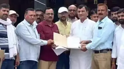 मनकापुर: उत्तर प्रदेशीय प्राथमिक शिक्षक संघ के पदाधिकारी ने मुख्यमंत्री को संबोधित ज्ञापन सैदापुर में विधायक को सौंपा