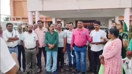 मऊगंज: मऊगंज जिले में ई-अटेंडेंस के खिलाफ शिक्षकों ने खोला मोर्चा, कलेक्टर को सौंपा ज्ञापन