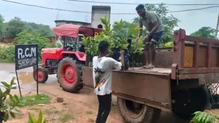 जलडेगा: जलडेगा में लीड्स ने 10 एकड़ जमीन पर वृक्षारोपण के लिए फलदार पौधे वितरित किए, प्रशिक्षण देने का निर्णय