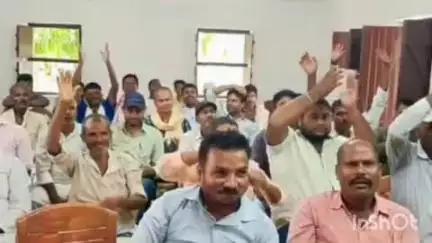 सौर बाज़ार: सौर बाजार प्रखंड में मतदाता पुनरीक्षण बैठक का जनप्रतिनिधियों ने किया बहिष्कार, बीडीओ के व्यवहार से नाराज़गी