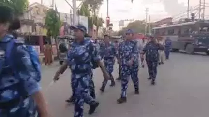 बिहार: आगामी मोहर्रम पर्व को लेकर बिहार शरीफ में पुलिस कर्मियों द्वारा निकाला गया फ़्लैग मार्च