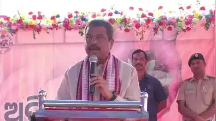 ଦେବଗଡ: ସାମନ୍ତ୍ରାପାଲିରେ ବନମହୋତ୍ସବ ଏବଂ ମା’ ପାଇଁ ଗଛଟିଏ ଅଭିଯାନ, ଯୋଗଦେଲେ କେନ୍ଦ୍ର ଶିକ୍ଷା ମନ୍ତ୍ରୀ ଓ ରାଜ୍ୟ ପଂଚାୟତିରାଜମନ୍ତ୍ରୀ