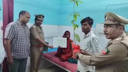 लहरपुर: लहरपुर सीएचसी में जन्में पांच बच्चों को 'मां के नाम' के तहत ग्रीन गोल्ड कार्ड सर्टिफिकेट व पौधों का वितरण किया गया