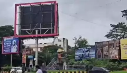 गोलमुरी-सह-जुगसलाई: जमशेदपुर में अवैध होर्डिंग पर नगर निगम का शिकंजा, 50 से अधिक होर्डिंग हटाए गए