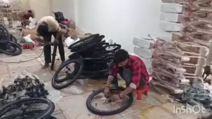 కరీంనగర్: పొద్దుపోయేదాకా స్కూళ్లోనే ఉండాల్సి వస్తుందనే విషయం తెలుకున్న కేంద్ర మంత్రి విద్యార్ధినిలకు సైకిళ్లు