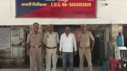 बदलापुर: पूरालाल चौराहे के पास नाबालिक के साथ मारपीट के आरोप में वांछित अभियुक्त को पुलिस ने किया गिरफ्तार