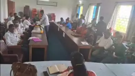 कुकड़ू: कुकड़ू प्रखंड सभागार में BDO की अध्यक्षता में आयुष्मान और अबुआ स्वास्थ्य कार्ड को लेकर हुई समीक्षा बैठक