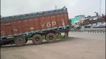 मोहनिया: सकरी मोड़ के पास साइड रोड के लिए मुड़ रहा ट्रक निर्माणाधीन डायवर्सन की सड़क पर फंसा, कुछ देर तक बाधित रहा आवागमन