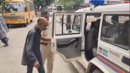 पाली: सदर थाना क्षेत्र के मंडिया गांव में शराब बेचने के आरोप में एक युवक को पुलिस ने गिरफ्तार कर करवाया मेडिकल
