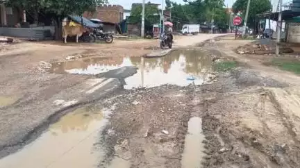 माधौगढ़: गोहन से जालौन जाने वाला मुख्यमार्ग गड्ढों में तब्दील, गड्ढों में भरा पानी, राहगीर परेशान