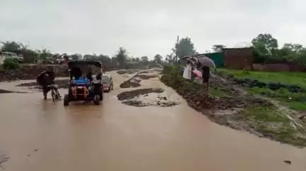 डिंडौरी: सलैया गांव के पास उफनते दूधिया नाले को जान जोखिम में डालकर पार कर रहे लोग, वीडियो वायरल