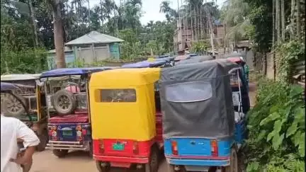লংথরাই ভ্যালি: ছাওমনু বাজারে টমটম চালকদের পথ অবরোধ: বেহাল রাস্তার সংস্কারের দাবি #jansamasya