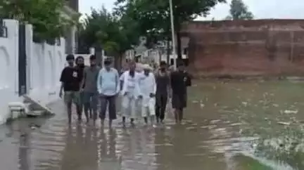 खागा: हथगांव में बारिश के पानी ने सड़कों और मोहल्लों को तालाब में तब्दील किया, मोहल्ले वासी परेशान, चेयरमैन पर जताई नाराजगी