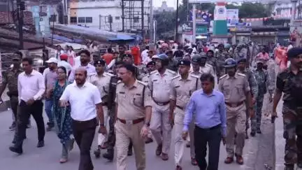 कोडरमा: मुहर्रम को लेकर डीसी और एसपी के नेतृत्व में कोडरमा में निकला फ्लैगमार्च, शांतिपूर्ण त्योहार मनाने की अपील