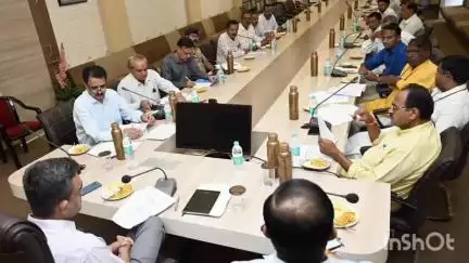 धार: धार में गौशाला संचालन एवं संवर्धन पर बैठक संपन्न, कलेक्टर प्रियंक मिश्रा ने दिए निर्देश