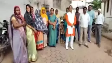 दमोह: विगत 4 माह से वेतन नहीं मिलने से परेशान संविदा सफाई कर्मियों ने CMO को सौंपा ज्ञापन, 7 दिन का दिया अल्टीमेटम #jansamasya