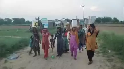 महावन: गांव किनारई में 2 किलोमीटर दूर से महिलाएं सिर पर रख कर ला रही है हेडपंप से पानी, महिलाएं परेशान #jansamasya