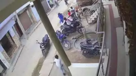 पट्टी: कस्बा पट्टी में कोचिंग के गेट पर दो बाइक सवारों ने छात्र पर किया हमला, घटना सीसीटीवी में कैद हुई