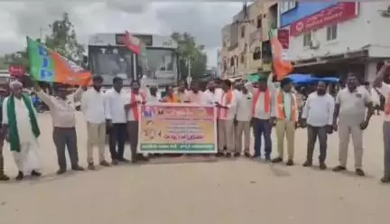 పిట్లం: పిట్లంలో సెంట్రింగ్ లైటింగ్ పనులను పున ప్రారంభించాలని కోరుతూ బీజేపీ నాయకుల ధర్నా