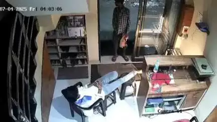 विजयनगरम मार्केट में डॉरमेट्री शॉप से अज्ञात युवक ने की चोरी, वीडियो सोशल मीडिया पर वायरल