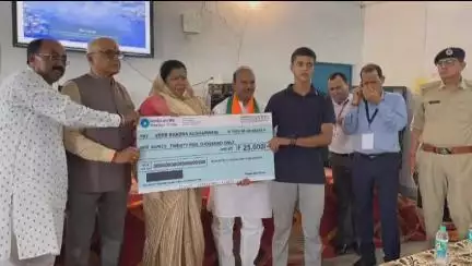 सिंगरौली: संदीपनि विद्यालय सरई में लैपटॉप वितरण समारोह में शामिल हुईं प्रभारी मंत्री संपत्तिया उइके