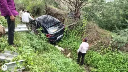अंबड: देवतारी त्याला कोण मारी विठ्ठलाच्या दर्शनासाठी जाणाऱ्या भाविकांच्या कारला मठ तांड्याजवळील वाकणात अपघात भाविक सुखरूप