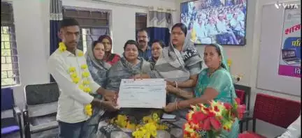 महिदपुर: शासकीय यशवंत उत्कृष्ट उमावि महिदपुर में प्रतिभाशाली विद्यार्थियों को लैपटॉप राशि का वितरण